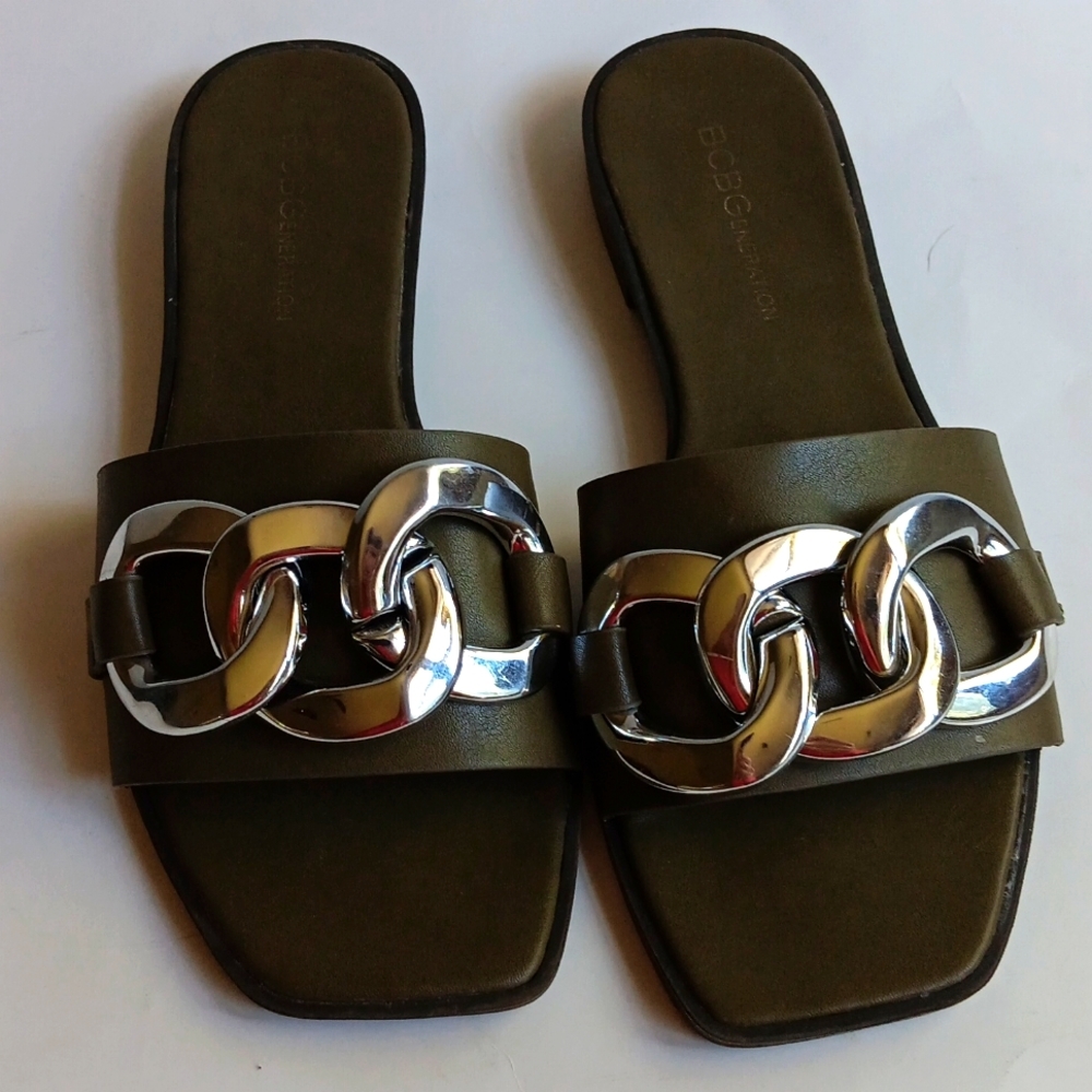 BCBG MILITARY GREEN SANDALS WITH SILVWR DETAIL PADDED SIZE 7